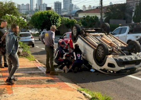Motorista dorme ao volante, capota e atinge carro e caminhonete>