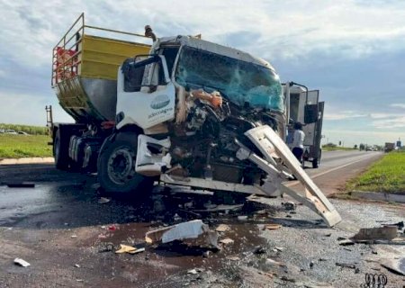 Caminh&atilde;o-tanque fica destru&iacute;do ao atingir carreta, mas motorista sobrevive>