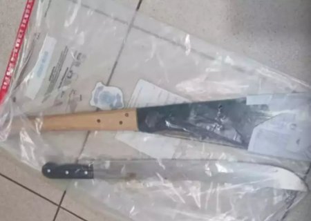 Homem armado com facão morre após confronto com policiais durante surto dentro de casa >