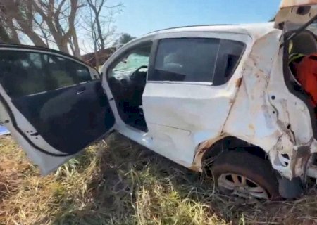 Motorista perde controle durante ultrapassagem e capota carro na BR-163>