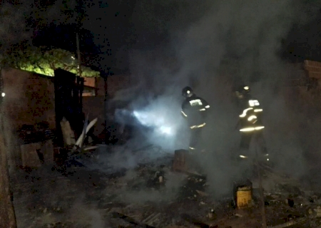 Incêndio destrói casa de madeira durante a madrugada em Caarapó