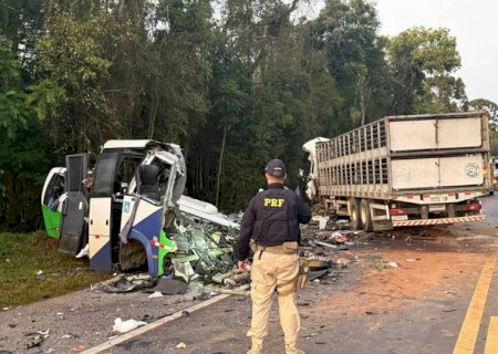 Batida entre carreta e micro-ônibus deixa ao menos 23 mortos no Paraná>