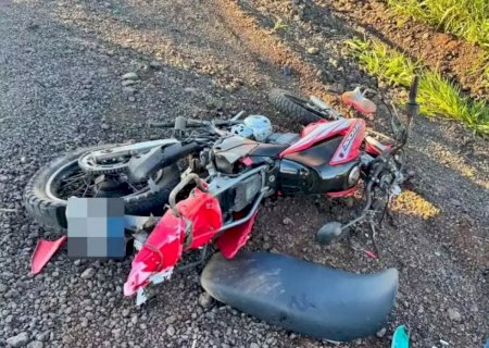 Colisão entre moto e caminhão termina com mulher morta