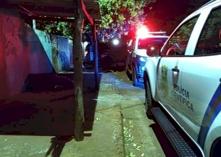 Homem é perseguido por dupla de moto e assassinado após correr para dentro de uma casa