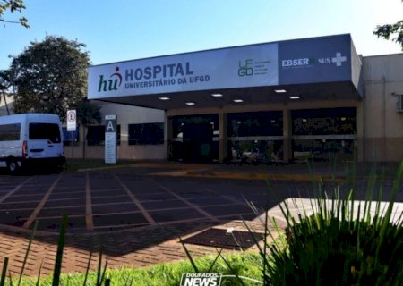 Homem chega sem roupas ao HU em aparente surto e morre no pátio do hospital