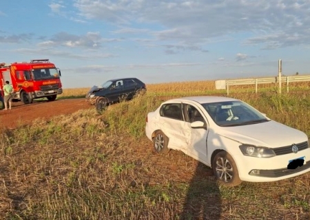 Colisão entre Palio e Voyage deixa três feridos e mobiliza Corpo de Bombeiros em Caarapó>