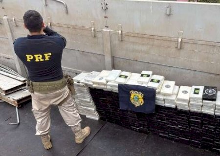 PRF encontra 420 kg de coca&iacute;na em fundo falso e prende pai e filho>