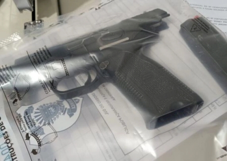 Homem tenta despistar abordagem, mas é preso com pistola escondida sob o colchão>