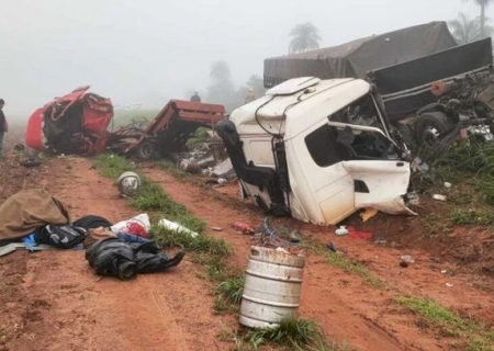 Colisão entre carreta e caminhão deixa 1 morto e outro ferido na MS-157>