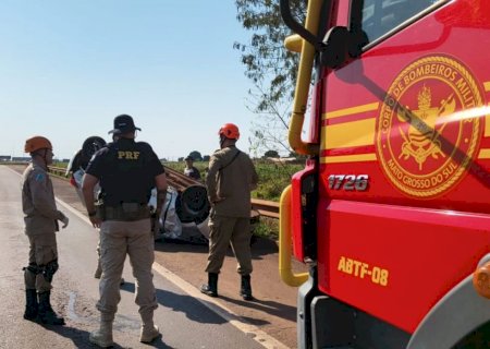 Motorista perde controle e capota várias vezes após ser fechado por caminhão na BR-163>