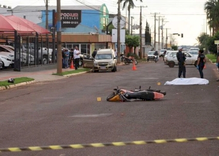 Motociclista bate em canteiro, “voa” e morre depois de atingir árvore em MS>