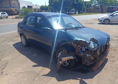 Colisão entre carreta e Corsa deixa motorista encaminhada ao hospital em Caarapó>