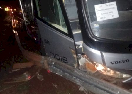 &Ocirc;nibus com destino a Navira&iacute; perde controle e sai da pista na BR-163>