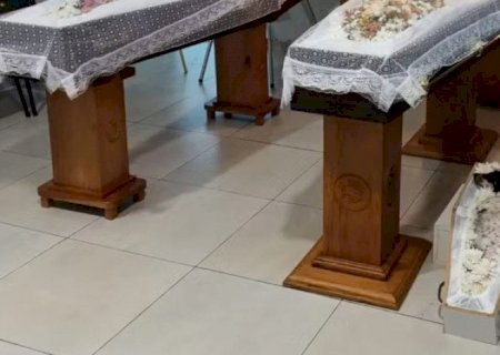 Pai, filhas e cachorrinha mortos em acidente são velados lado a lado>