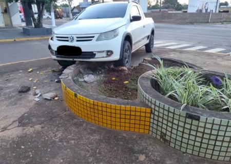 Colisão entre Saveiro e Gol deixa danos materiais no centro de Caarapó>
