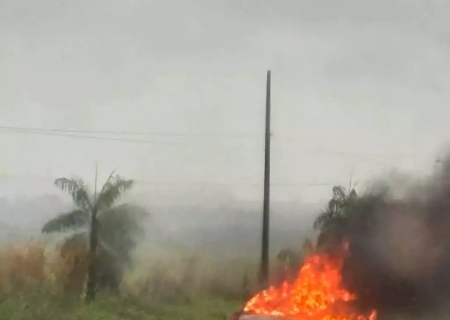 Carro pega fogo na BR-163 durante manhã de nevoeiro em Caarapó>