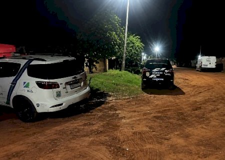 Duas mulheres e um homem s&atilde;o executados a tiros na cabe&ccedil;a dentro de casa>
