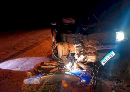 Motociclista bate em caminhonete e morre em Ivinhema>