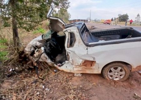 Batida entre carreta e picape deixa motorista preso às ferragens na BR-163>