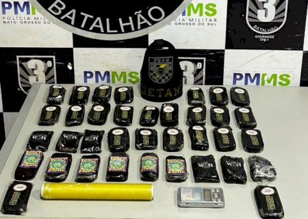 Mulher é presa por tráfico depois de PM sentir cheiro de maconha até na calçada>
