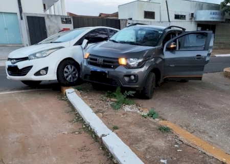 Colisão entre dois carros é registrada na Avenida Presidente Vargas, em Caarapó>