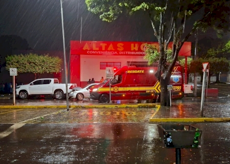 Gol bate na traseira de caminhonete durante forte chuva em Caarapó>