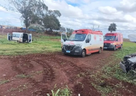 Fuga da polícia termina em acidente na BR-060 entre SW4 e van com 17 pacientes