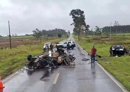 Casal morre após carro aquaplanar em rodovia e bater contra caminhonete na MS-164>