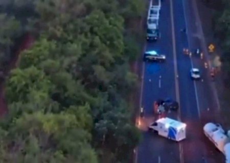Batida entre caminhonete e caminhão de combustível mata duas pessoas na BR-158>