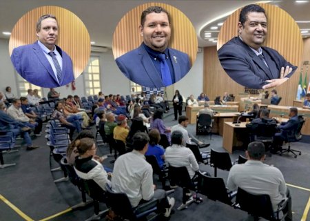 Vereadores são flagrados com material de campanha em carro oficial>