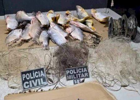 Homem em liberdade condicional &eacute; preso com pistola e pescado ilegal