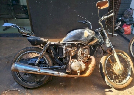 Acidente com moto furtada termina com jovem preso e arma apreendida