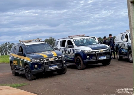 Em Caarapó, adolescente é apreendido e jovem preso após fuga de carro roubado>