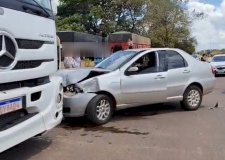 Acidente envolve carreta, Siena e picape em cruzamento de Caarapó>