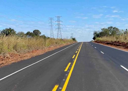 Motorista morre ao invadir pista contrária e bater em caminhão na BR-060