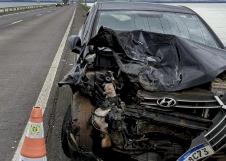 Motorista se distrai ao volante e bate na traseira de picape entre MS e SP