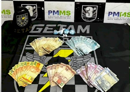 Mulher é presa com cocaína e R$ 5,1 mil em bolsa