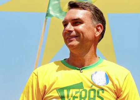 Nos Estados Unidos, Flávio Bolsonaro se declara presidente e depois ‘líder do Brasil’